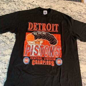 LOGO 7 Black Detroit Pistons Short Sleeve Tee